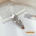Zilveren metalen haarklem met geplooid textuurontwerp, afmeting 7,2x2,3cm - C0635 Zilveren Waterdruppel Driehoek Eendebek Clip / Ongeveer 7.2 * 2.3cm