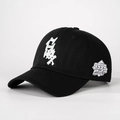 Dettaglio del ricamo laterale con stemma 9999 World Series su un cappellino in cotone nero - Regolabile / Nero