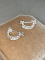 Eleganti orecchini a forma di U in argento con pavé di zirconi e croce decorativa a X - Argento