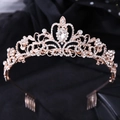 Dettaglio macro della tiara da sposa oro rosa con cristalli scintillanti e gemma a goccia - Pettine Strass Bianco Oro Rosa