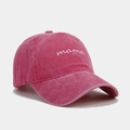 Détail de la casquette rose délavée avec broderie mama blanche et texture en coton doux - Rose Rouge