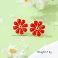 Charmante rode emaille madeliefje oorknopjes van titaniumstaal met goudkleurige details - Rood