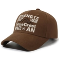 Gorra de béisbol marrón oscuro con bordado blanco de Pine Crest en la parte frontal - Ajustable / café