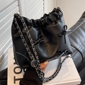 Kleine schwarze Tunnelzug-Beuteltasche mit Lederschleifen und silberner Kette - Schwarz