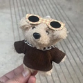 Portachiavi cane in peluche beige con maglione in velluto marrone e occhiali da sole gialli - caffè