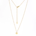 Collier en acier doré avec perles d'émail rose et pendentif cœur poli sur fond blanc - Perles Roses