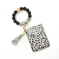 Détail du porte-cartes léopard et bracelet en perles de silicone avec porte-clés à pompon - Tête de tigre blanc