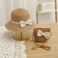 Dettaglio del set cappello di paglia e borsa per bambini con fiocco in pizzo - 58cm (Consigliato per Adulti) / Cappello Cachi + Borsa