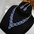 Dettaglio della parure collana e orecchini con cristalli blu reale a forma di marquise - Blu Reale