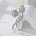 Broche de tulipán plateado con circonitas micro-pave y diseño de doble flor brillante - Plateado