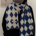 Sciarpa in maglia a rombi bianchi e blu con consistenza morbida e frange eleganti - Blu
