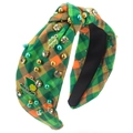 Dettaglio del cerchietto a quadri verdi per San Patrizio con strass e ciondoli a trifoglio - Cappello