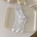 Chaussettes blanches à motifs nœuds et maille verticale sur plateau crème - Taille unique / Blanc