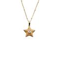 Elegante goldene Stern-Halskette mit quadratischem Zirkonstein und feiner Kette auf Weiß - Gelb