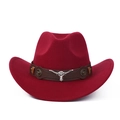 Détail d'un chapeau de cowboy en feutre rouge avec emblème de tête de taureau argentée - Rouge vin (Bande en cuir marron)