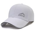 Casquette de baseball blanche avec logo sport et liseré noir sur le bord en vue 45° - Réglable / Blanc
