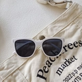 Gafas de sol retro blancas para niños con lentes gris oscuro y detalles de remaches - Blanco