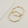 Minimalistische gewellte Creolen aus Edelstahl mit 18 Karat Vergoldung für Damen - 45x45mm / Gold
