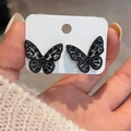 Detailansicht der schwarzen hohlen Schmetterling-Ohrringe mit S925 Silbersteckern - Schwarzer Zirkon Schmetterling (Silber)