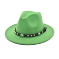 Détail du chapeau en laine verte avec ceinture turquoise et clous en métal argenté - Vert Herbe
