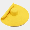 Dettaglio della tesa larga flessibile e della trama di paglia di alta qualità del cappello - Giallo