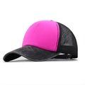 Dettaglio del fronte rosa e della rete nera traspirante sul cappello trucker regolabile - Regolabile / Rosa Rossa