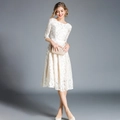 Elegante abito midi in pizzo crema con maniche a gomito e silhouette a trapezio sfiancata - S / Albicocca