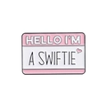 Rosa und weißer Hello I'm a Swiftie Emaille-Anstecknadel-Badge mit Herz-Detail - Rosa-Weißes Fan-Namensschild