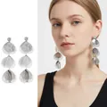 Detailansicht silberfarbener Tropfenohrringe mit drei Blütenblättern und Zirkon-Besatz - 11# Silbernadel - Silber