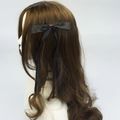 Elegante pinza para el pelo de poliéster negro con cintas largas en un modelo - Negro