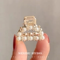 Elegante molletta per capelli in metallo dorato con due file di perle bianche da donna - Perla Lettera D