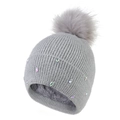 Dettaglio cappello in maglia grigia con strass brillanti e pompon in finta pelliccia - Regolabile / Grigio chiaro