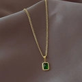 Collana vintage in acciaio al titanio dorato con una gemma di smeraldo rettangolare - Oro