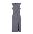 Detalle de vestido gris sin mangas con pliegues asimétricos y una abertura lateral - S / Gris