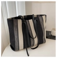 Détail de la texture en maille à rayures verticales et des poignées du sac cabas - Noir
