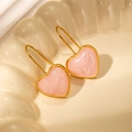 Detalle de pendientes de corazón en resina rosa con bordes dorados y ganchos metálicos - Circonita corazón rosa / Rosa