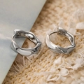 Elegantes pendientes de aro ondulados plateados con acabado pulido y diseño moderno - Plata Ondulado Liso