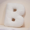 Weißes Plüschkissen in Form des Buchstabens B aus Teddy-Fleece für das Sofa Dekor - Buchstabe B