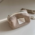 Detail der Kosmetiktasche aus Fischgrät-Wolle mit bunten Sprenkeln und weißem Reißverschluss - Khaki