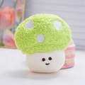 Simpatico ciondolo a fungo in peluche verde con ricamo bianco e viso sorridente - Verde
