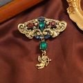 Spilla barocca vintage con smeraldo e ciondolo Cupido su raso marrone - Serie Smeraldo-Cupido