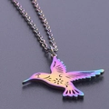 Makro-Detail des Kolibri-Anhängers aus 18K vergoldetem Edelstahl mit Regenbogen-Finish - Halsketten-Set / Irisierend