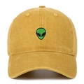 Dettaglio di un cappello da baseball giallo con ricamo alieno verde ricamato - Giallo