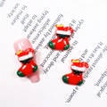 Detail von roten 3D-Weihnachtssocken-Nagelcharms aus Harz auf rosa Nagelspitze - #316