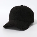 Close-up van de zwarte fleece baseballpet met zachte pluizige textuur en dik materiaal - Zwart