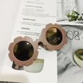 Detail of flower-shaped kids sunglasses in soft pink with UV400 protection lenses - Matte Dark Pink
