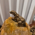 Statua di orso in bronzo antico su pietra naturale con trama di fusione realistica - Orso