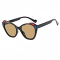 Occhiali da sole cat-eye con montatura nera lucida e dettagli geometrici colorati - Montatura Nera Lenti Tè Chiaro