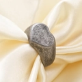 Anillo de corazón vintage en acero inoxidable con acabado plateado antiguo en seda - US 5 / Gris Plata