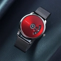 Nahaufnahme der Herrenuhr mit rotem Drehzifferblatt und schwarzem Milanaise-Armband - Rotes Zifferblatt Schwarzes Mesh-Armband